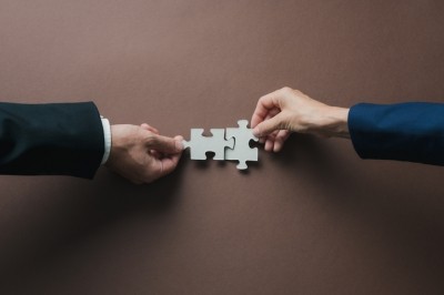 GettyImages - Business partnership / Gajus